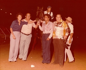 Rafael Bravo Gomez y Don Giacomino en el paddock de ganadores para el Bolivar de 1978